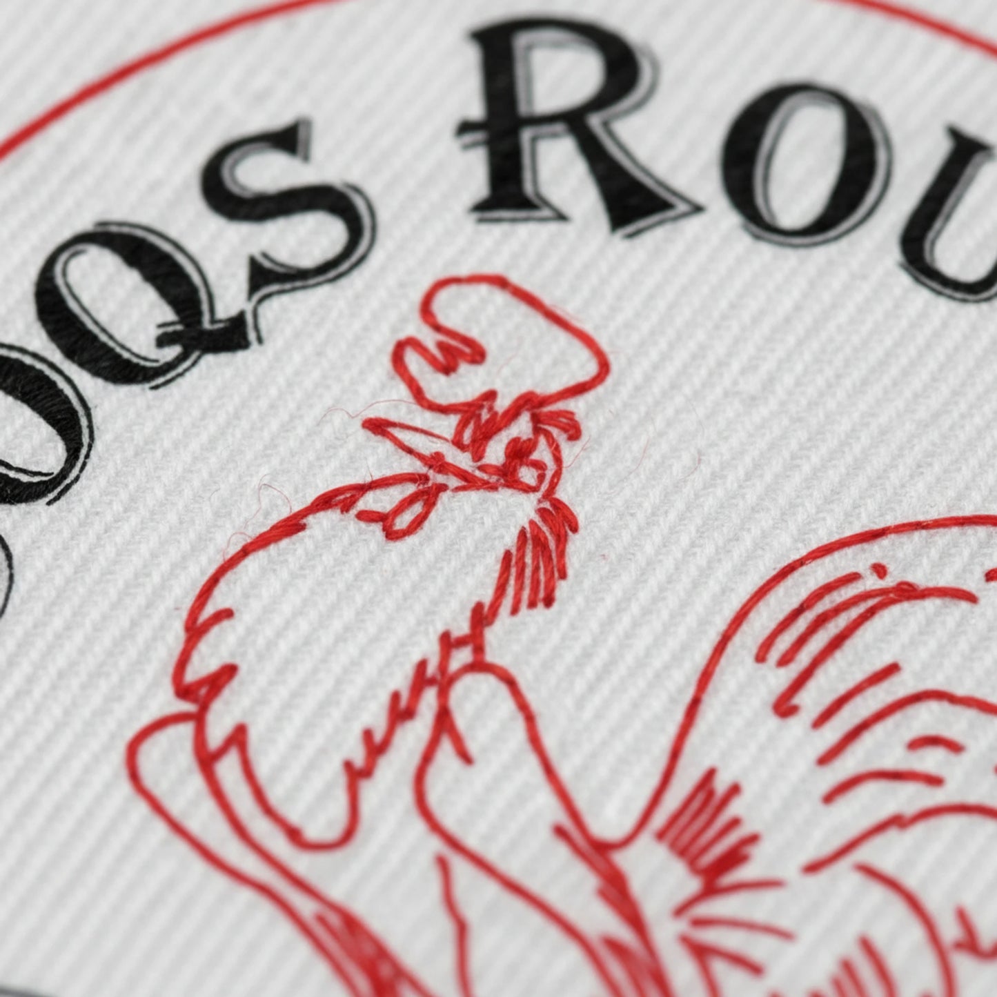 Détail broderie patch Coqs Rouges Mansle
