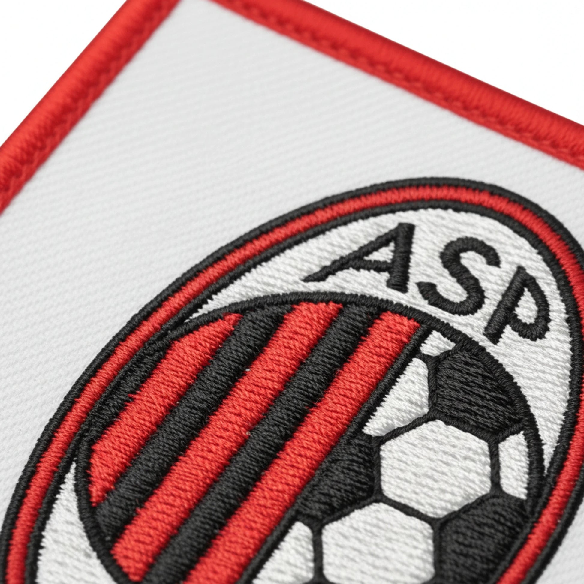 Détail broderie patch A; sur De Pusignan