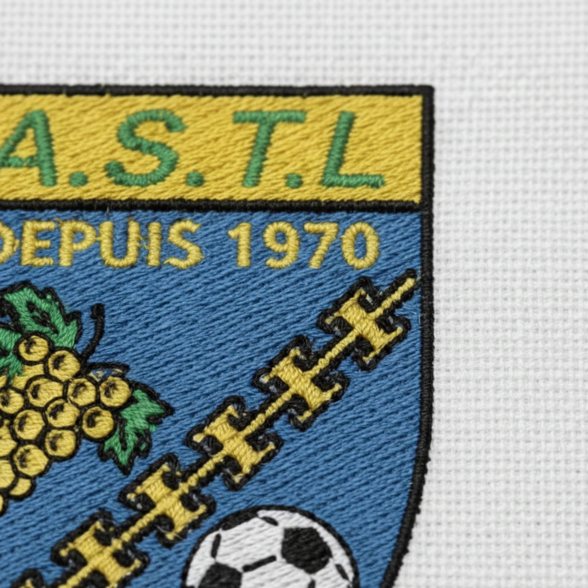 Détail broderie patch A.S. DE TAISSY