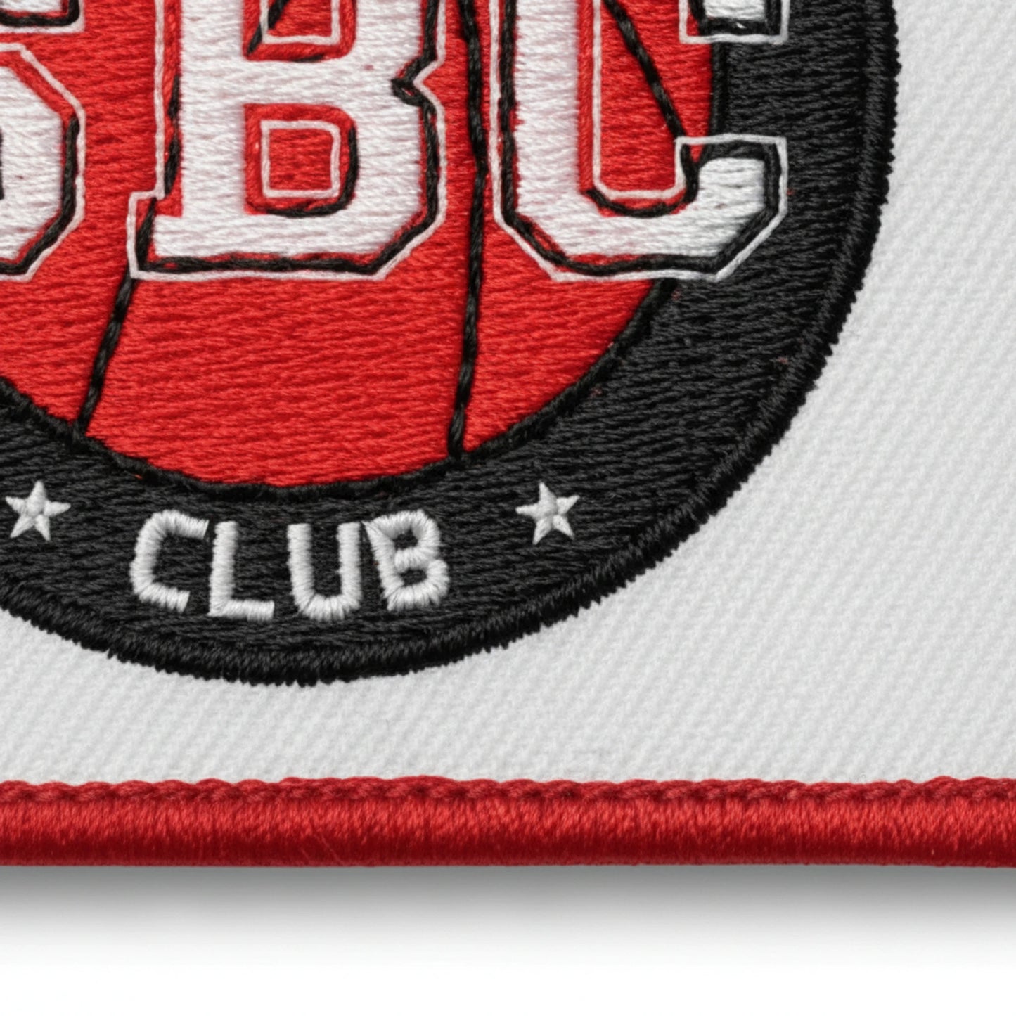 Détail broderie patch Seiches Basket Club
