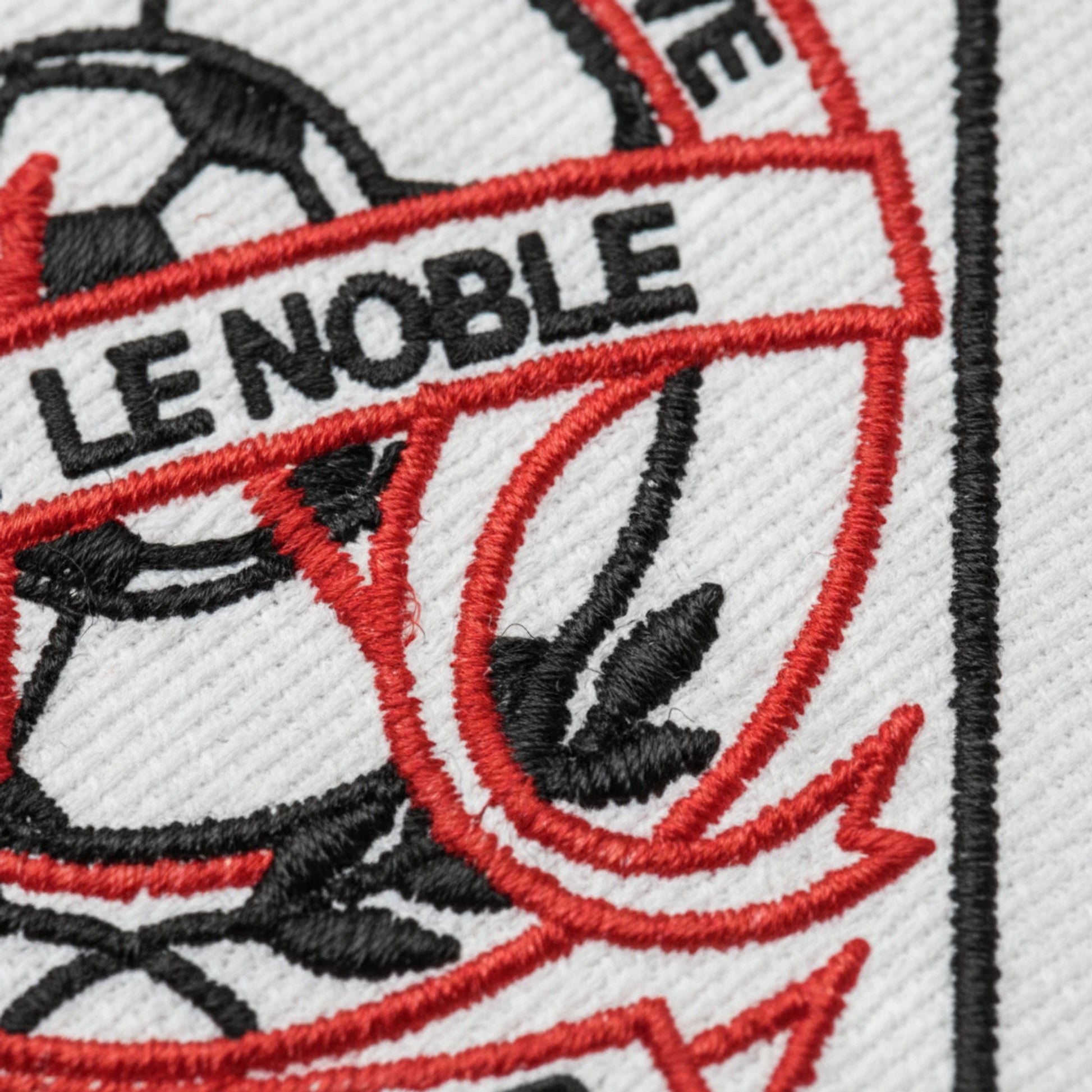 Détail broderie patch A. S. CHASSY MARLY OUDRY