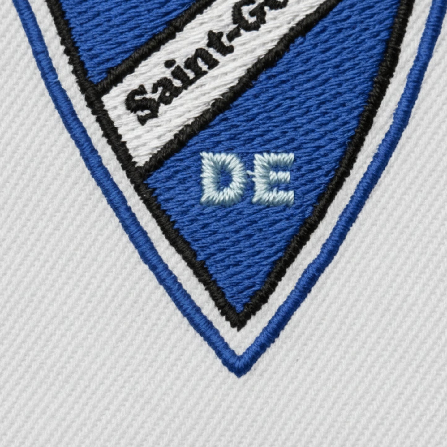 Détail broderie patch AM.  DE SAINT GERMAIN