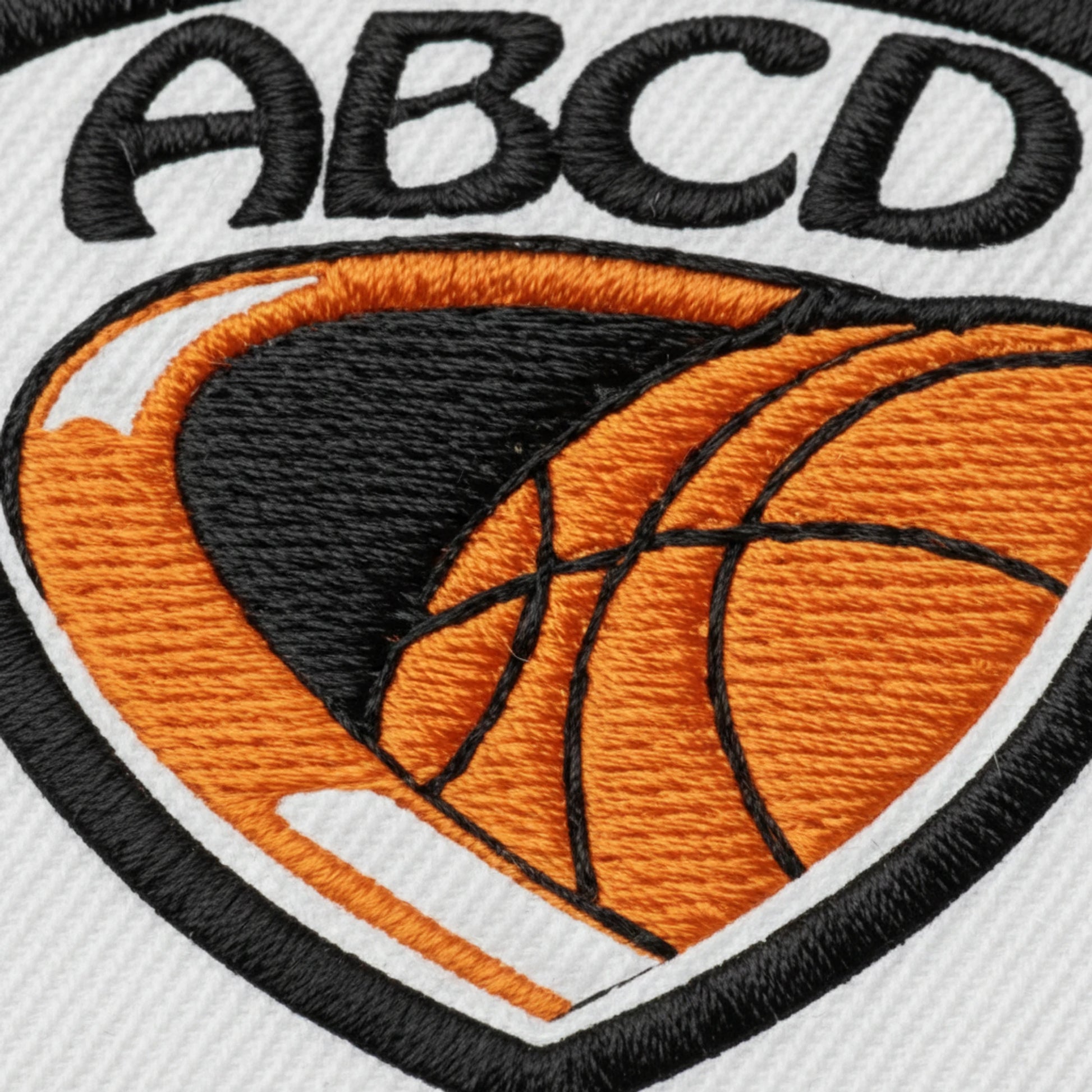 Détail broderie patch St Denis de Cabanne ABC