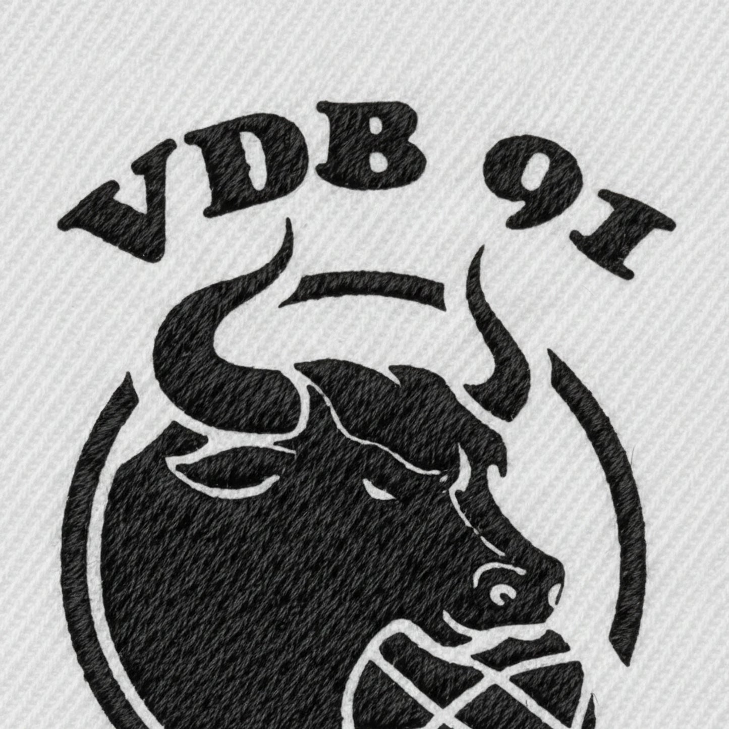 Détail broderie patch Varennes-Jarcy Basket Club