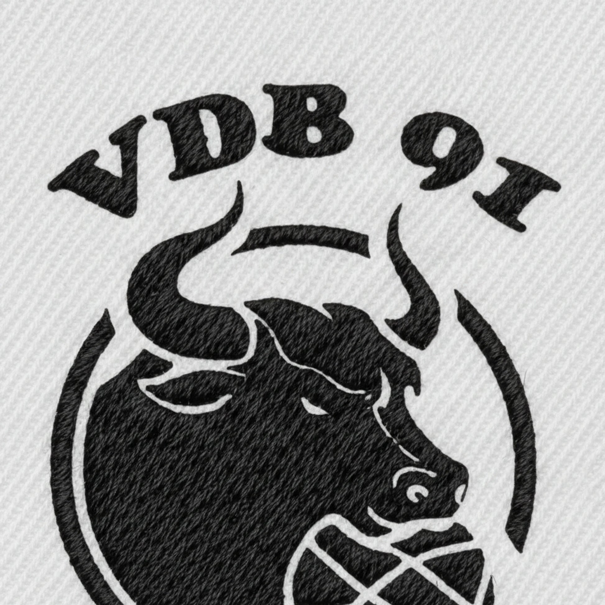 Détail broderie patch Varennes-Jarcy Basket Club