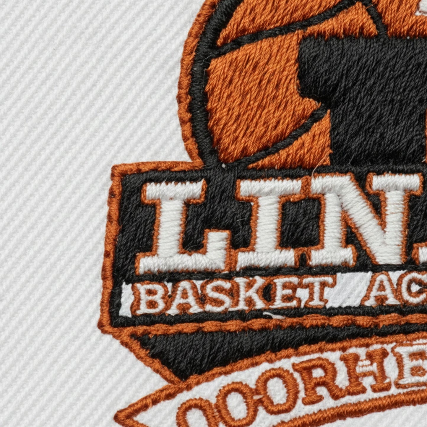 Détail broderie patch Linas Basket Academy